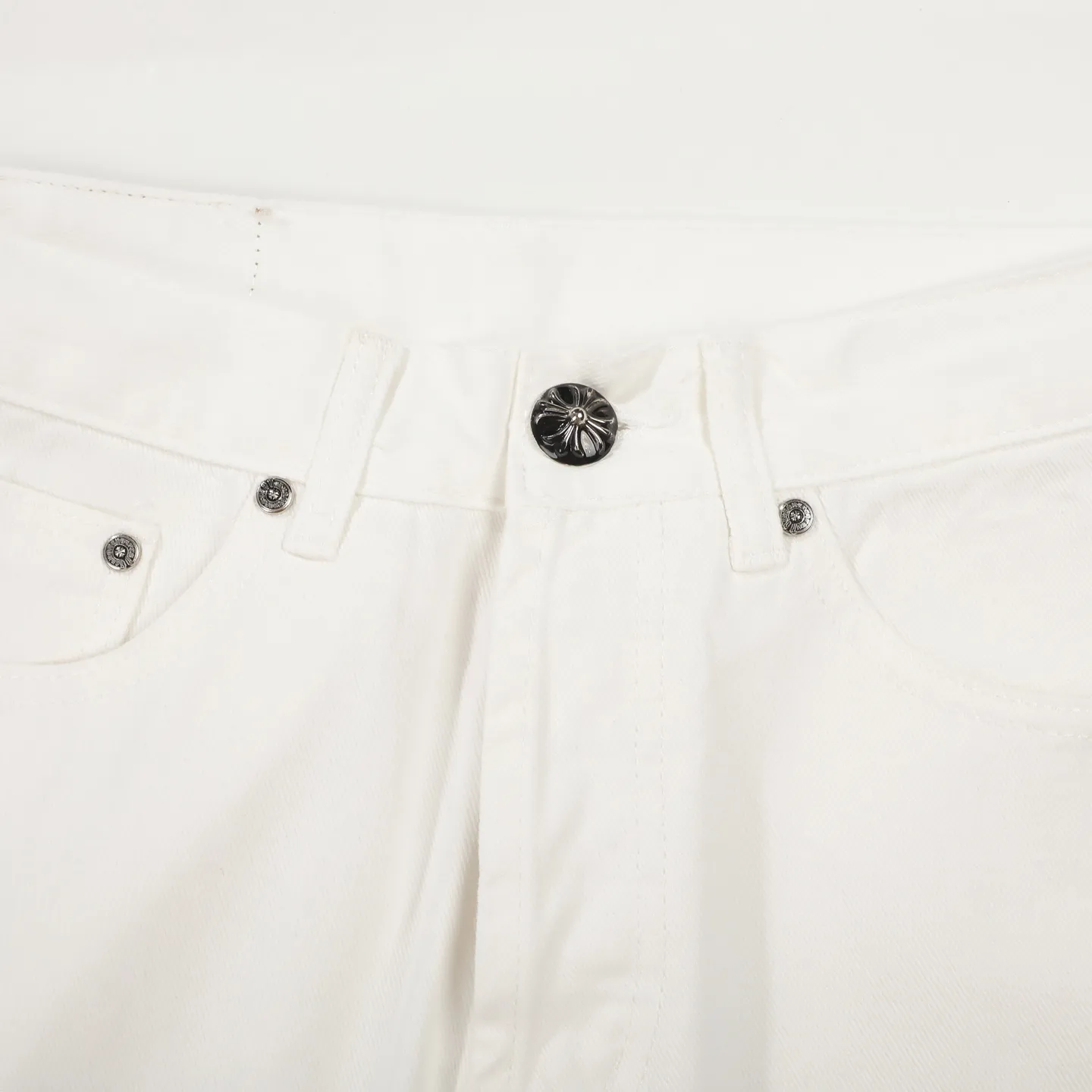 P280 Chrome Hearts/Chrome Hearts 25FW CH top denim large cross leather jeans (white) Chrome Hearts white cow king jeans Chrome Hearts' most popular color pants are made of beaded canvas fabric. Heavy washing makes the upper body of the fabric more textured and the pants are tall and straight! The three-dimensional cutting of the whole trousers is a masterpiece! The hardware is customized by zp. The beaded canvas fabric is thick and soft after being washed. It has good breathability. Customized small leather label. Unique design. The details are in place, simple and elegant, and the workmanship is exquisite. The whole trousers are neatly routed and the details are in place. Look for the correct version. Size: 28 30 32 34 (corresponding to s-xl) Detailed size can be found in Figure 9